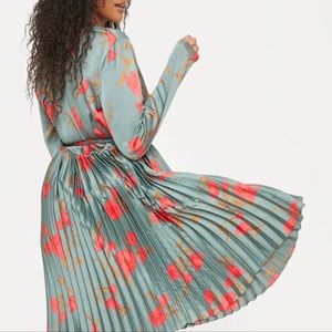 PrettyLittle Thing Long Sleeve
Pleated Floral Print Midi Dress Size 12 NWT